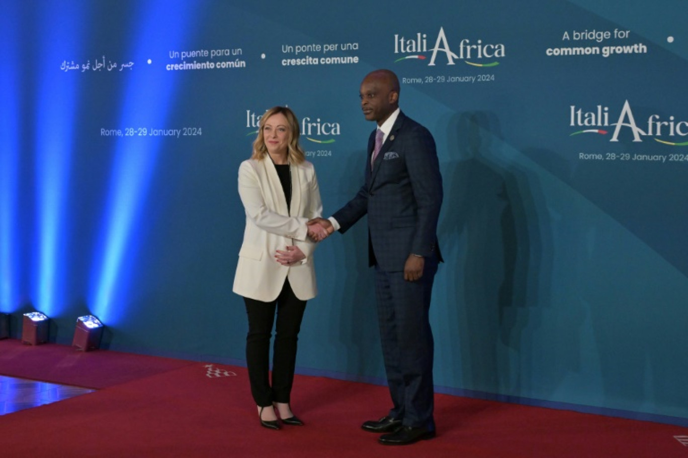 La Première ministre italienne, Giorgia Meloni, accueille Robert Dussey, ministre des Affaires étrangères du Togo, à son arrivée au sommet Italie-Afrique, le 29 janvier 2024 à Rome © Andreas SOLARO