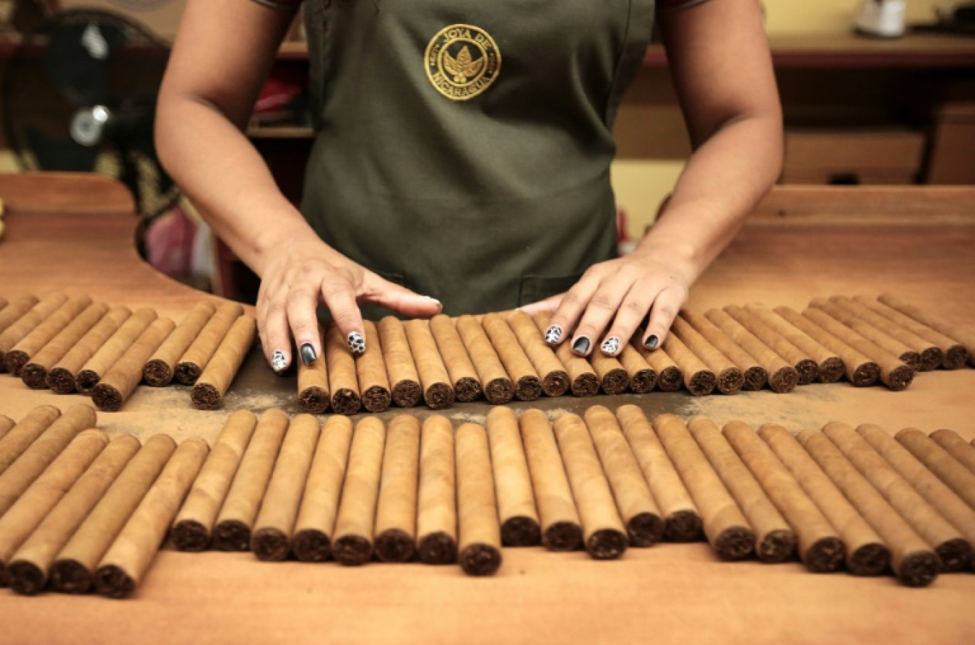 Une ouvrière vérifie la qualité des cigares dans l'usine de Joya de Nicaragua, la plus ancienne compagnie de tabac du pays, le 24 janvier 2024 © Oswaldo RIVAS