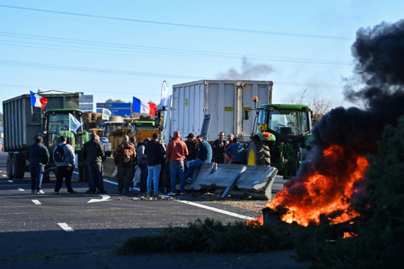 Des agriculteurs bloquent une portion de l'autoroute A9 à hauteur de Nîmes, le 25 janvier 2024 © Sylvain THOMAS