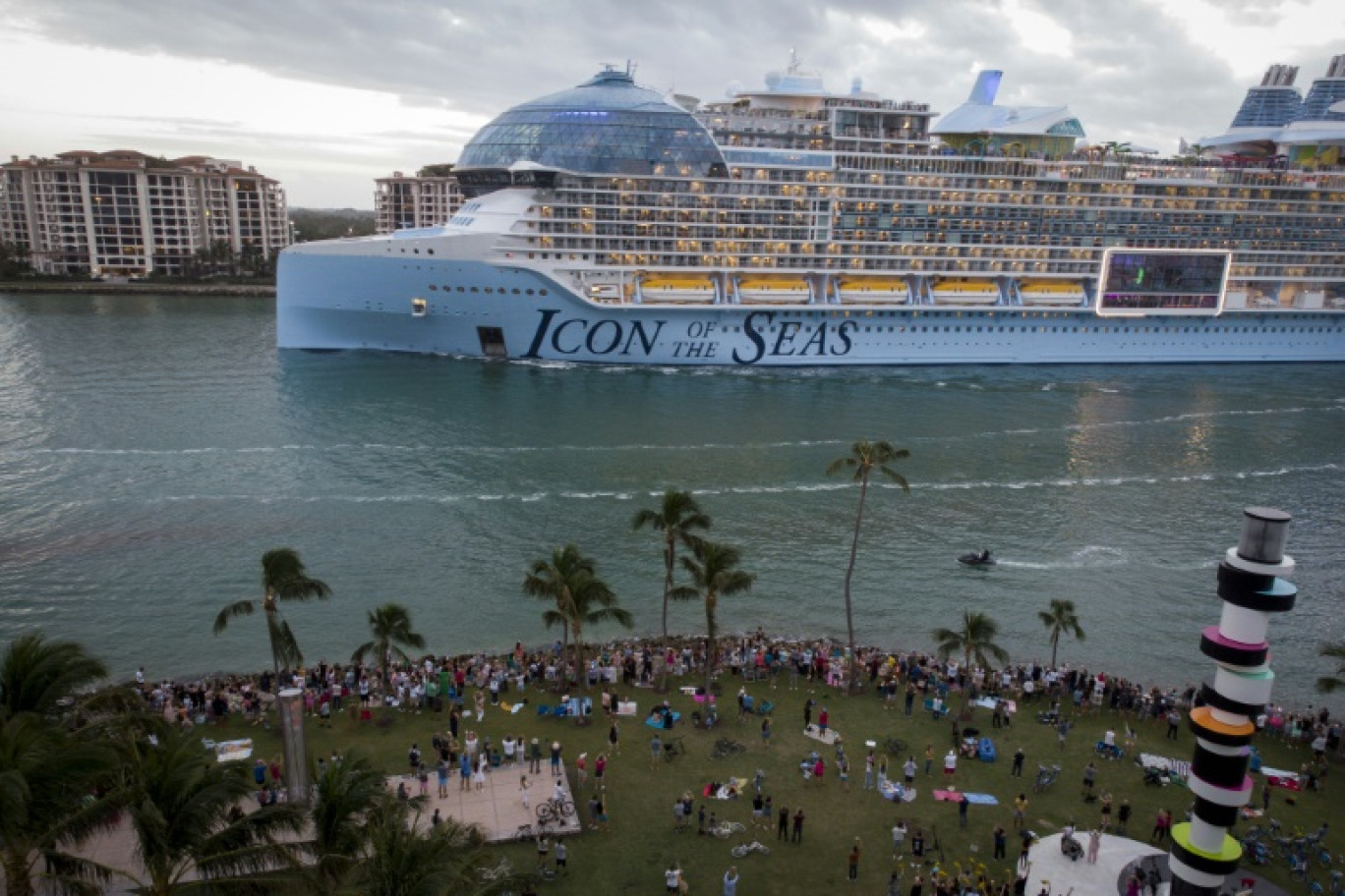 "Icon of the Seas" de Royal Caribbean, présenté comme le plus grand navire de croisière au monde, quitte le port de Miami, en Floride, pour sa croisière inaugurale, le 27 janvier 2024 © Marco BELLO