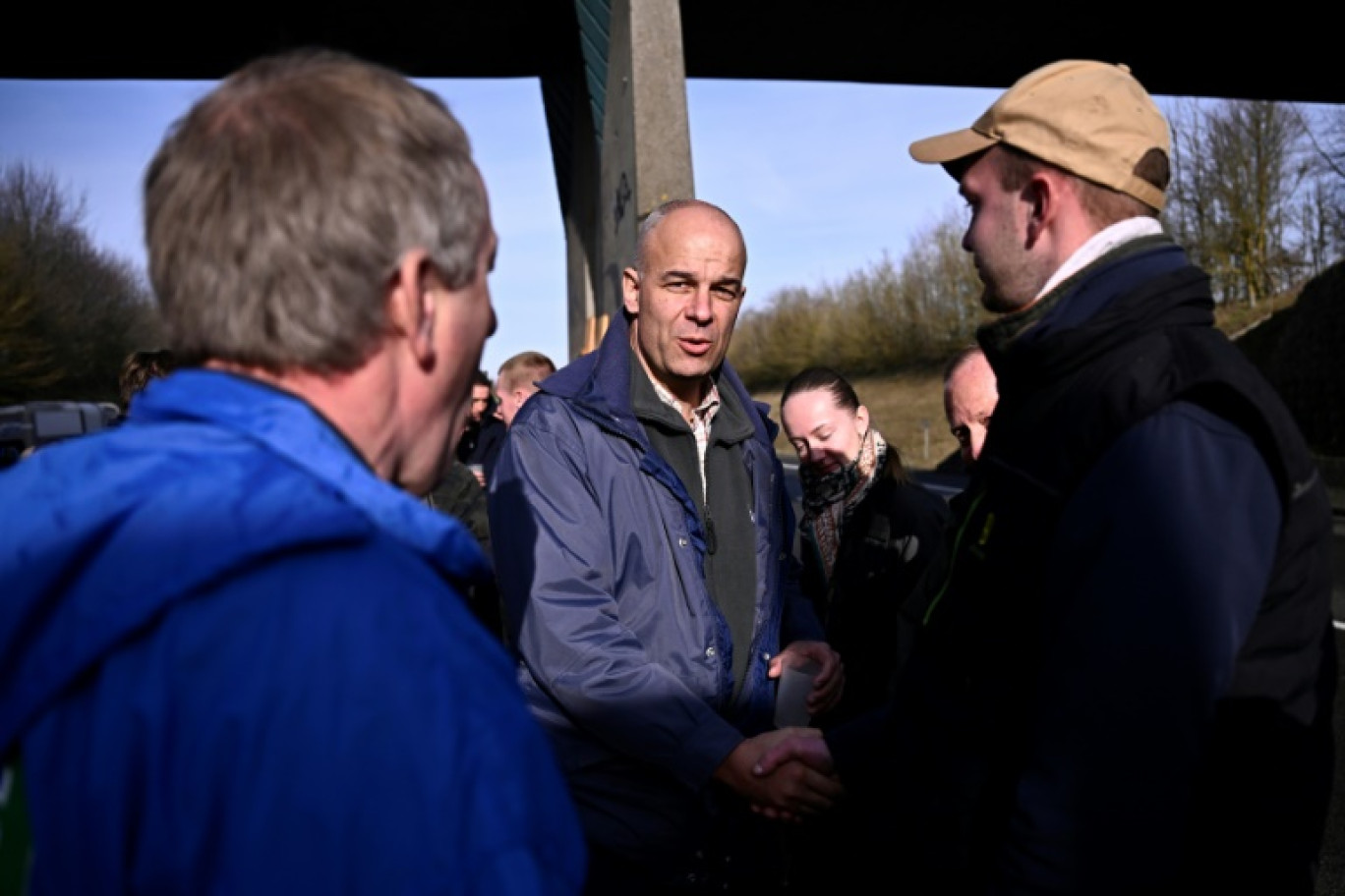 Le président de la FNSEA Arnaud Rousseau s'entretient avec des agriculteurs, le 28 janvier 2024 sur un barrage établi sur l'A16 à côté de Beauvais, dans l'Oise © JULIEN DE ROSA