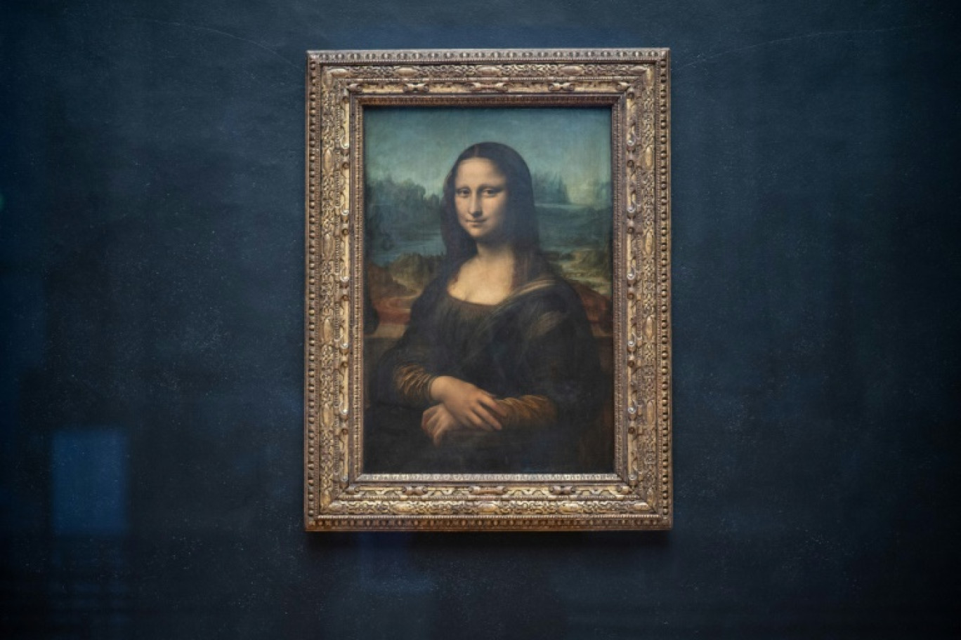 Le portrait de Lisa Gherardini, épouse de Francesco del Giocondo, connue sous le nom de Mona Lisa ou La Joconde, peint par Léonardo da Vinci, au Musée du Louvre, à Paris, le 8 janvier 2021 © Martin BUREAU