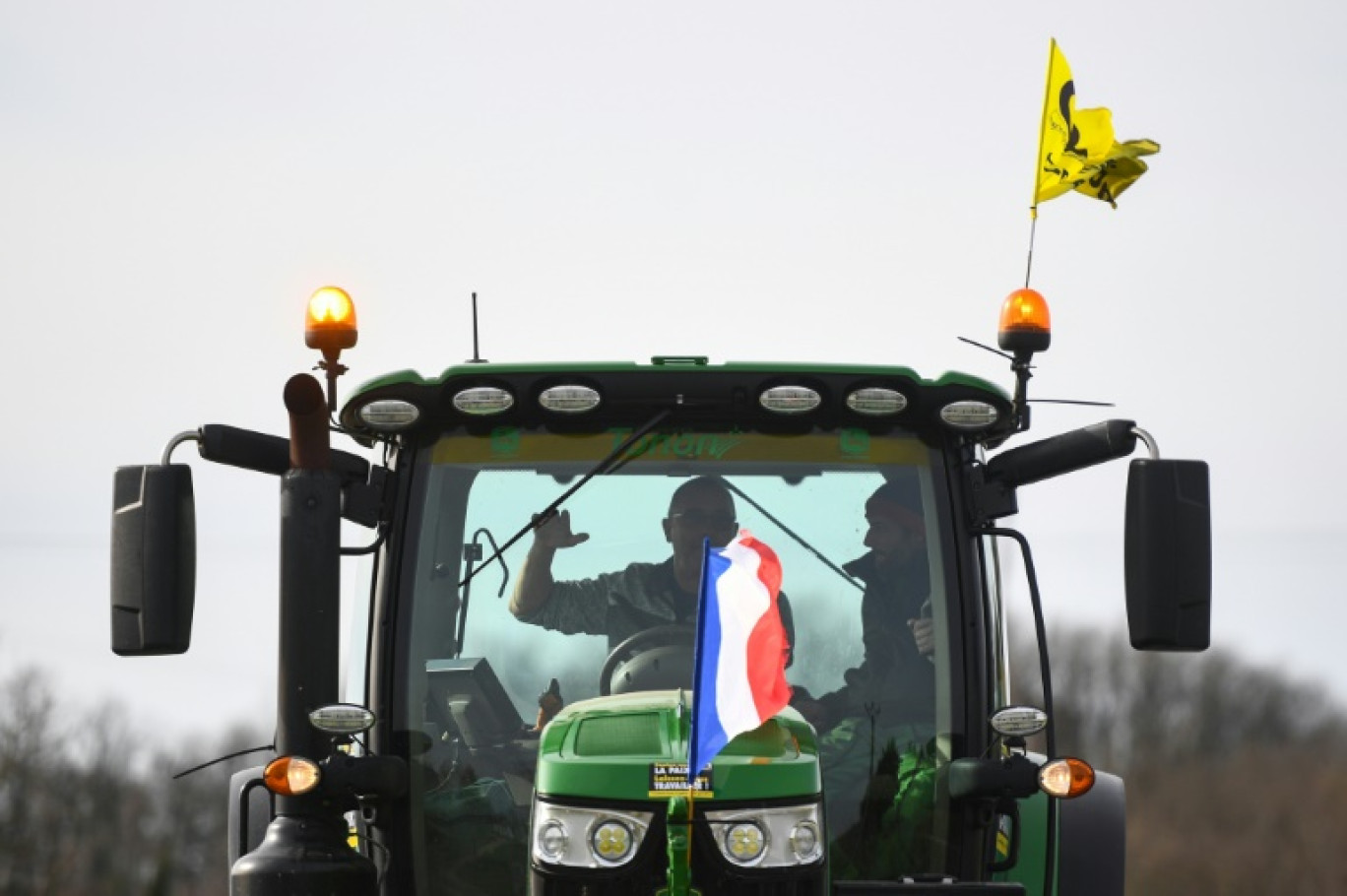 Des agriculteurs sur la route, ici à Villeneuve-sur-Lot, dans le Lot-et-Garonne pour se rendre, à l'appel de la Coordination rurale, vers le marché d'intérêt national (MIN) à Rungis, le 29 janvier 2024 © Christophe ARCHAMBAULT