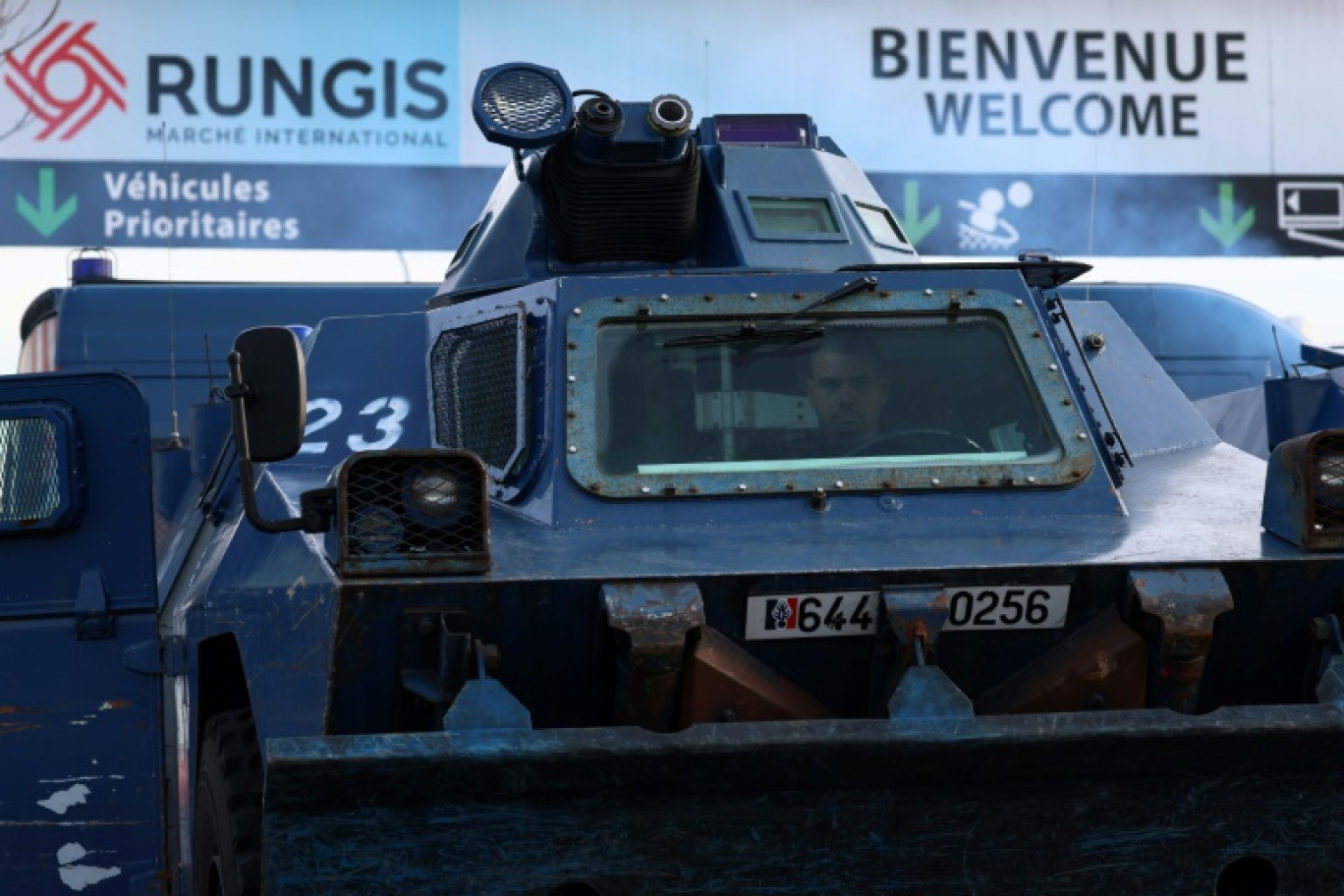 Un véhicule blindé de la gendarmerie à l'entrée du marché international de Rungis, au sud de Paris, le 29 janvier 2024 © EMMANUEL DUNAND