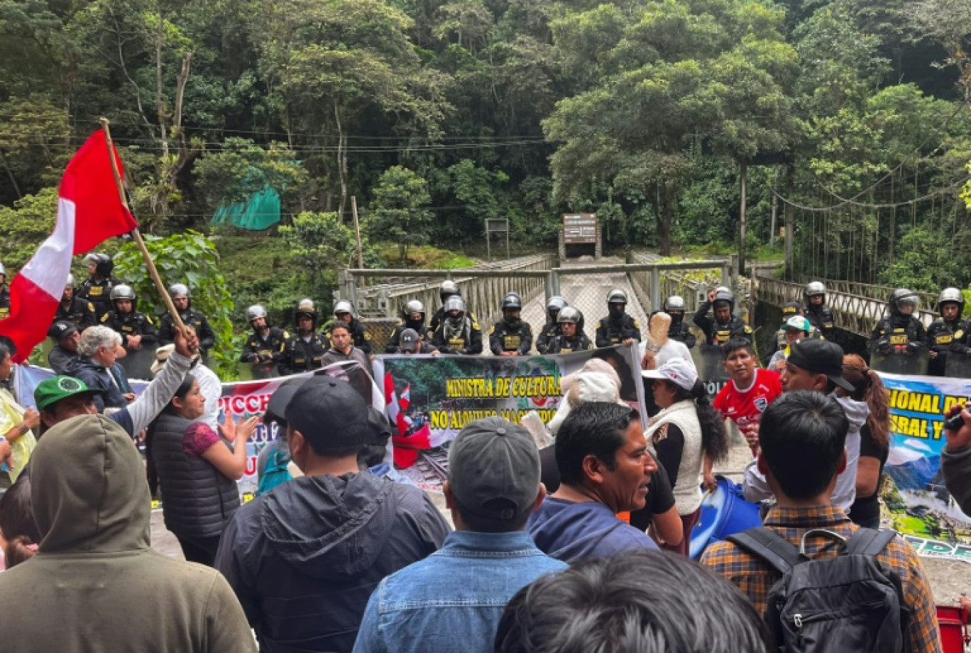 Des policiers montent la garde à l'entrée du site de Machu Picchu alors que des voyagistes et des résidents manifestent contre l'ouverture de la vente en ligne des billets, le 26 janvier 2024 au Pérou © Carolina Paucar