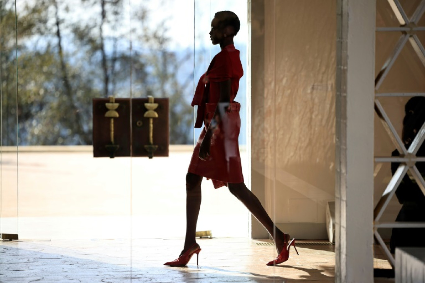 Un mannequin défile pour la maison Jacquemus, collection prêt-à-porter printemps-été 2024 à la fondation Maeght à Saint-Paul-de-Vence, dans les Alpes-Maritimes, le 29 janvier 2024 © Valery HACHE