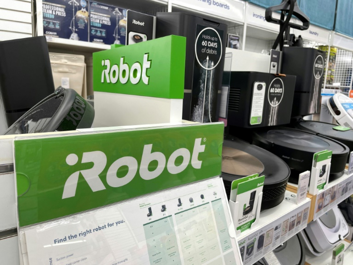 La société iRobot, qui commercialise les robots aspirateurs Roomba, a annoncé lundi le lancement d'un plan de restructuration qui devrait entraîner le licenciement de 350 personnes dans la foulée de l'échec de son rachat par le géant de la vente en ligne Amazon © JUSTIN SULLIVAN