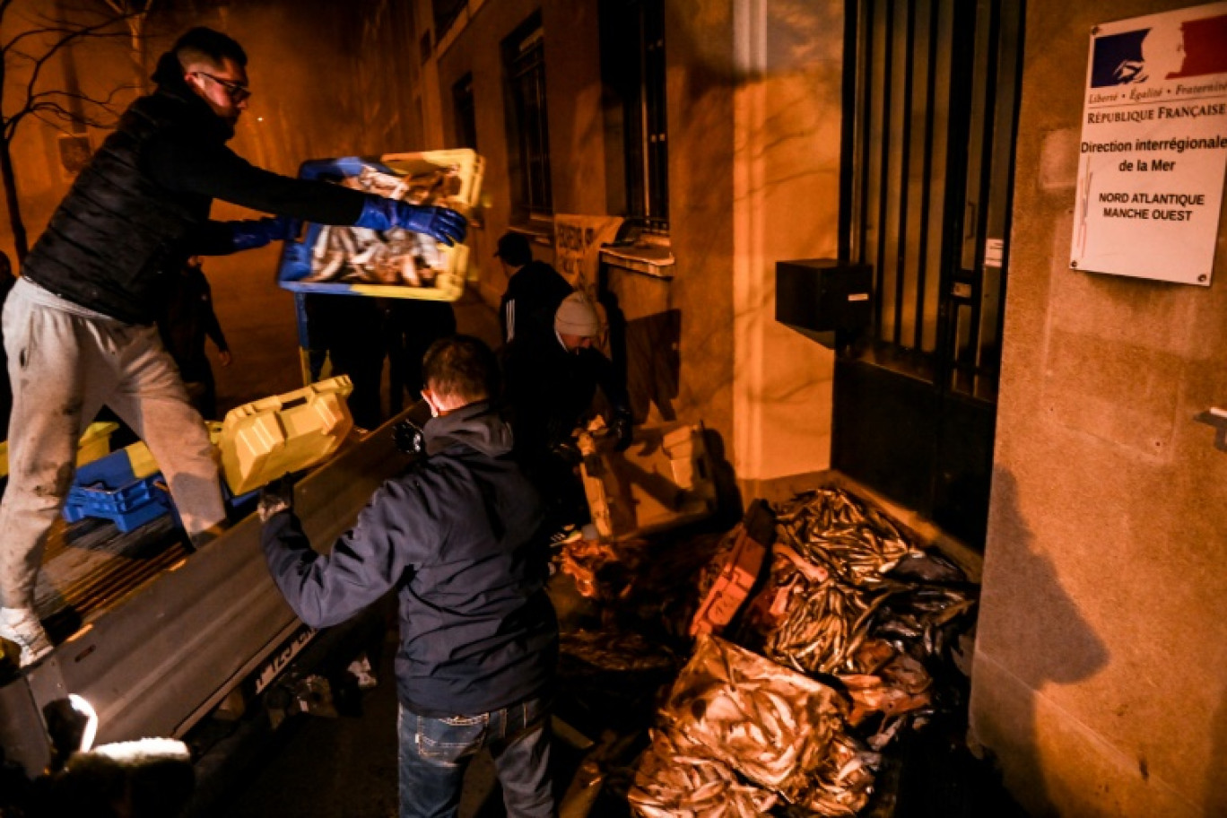 Des pêcheurs déversent des caisses de poisson devant les bureaux de la Direction interrégionale de la mer à Nantes, le 31 janvier 2024 © Sebastien SALOM-GOMIS