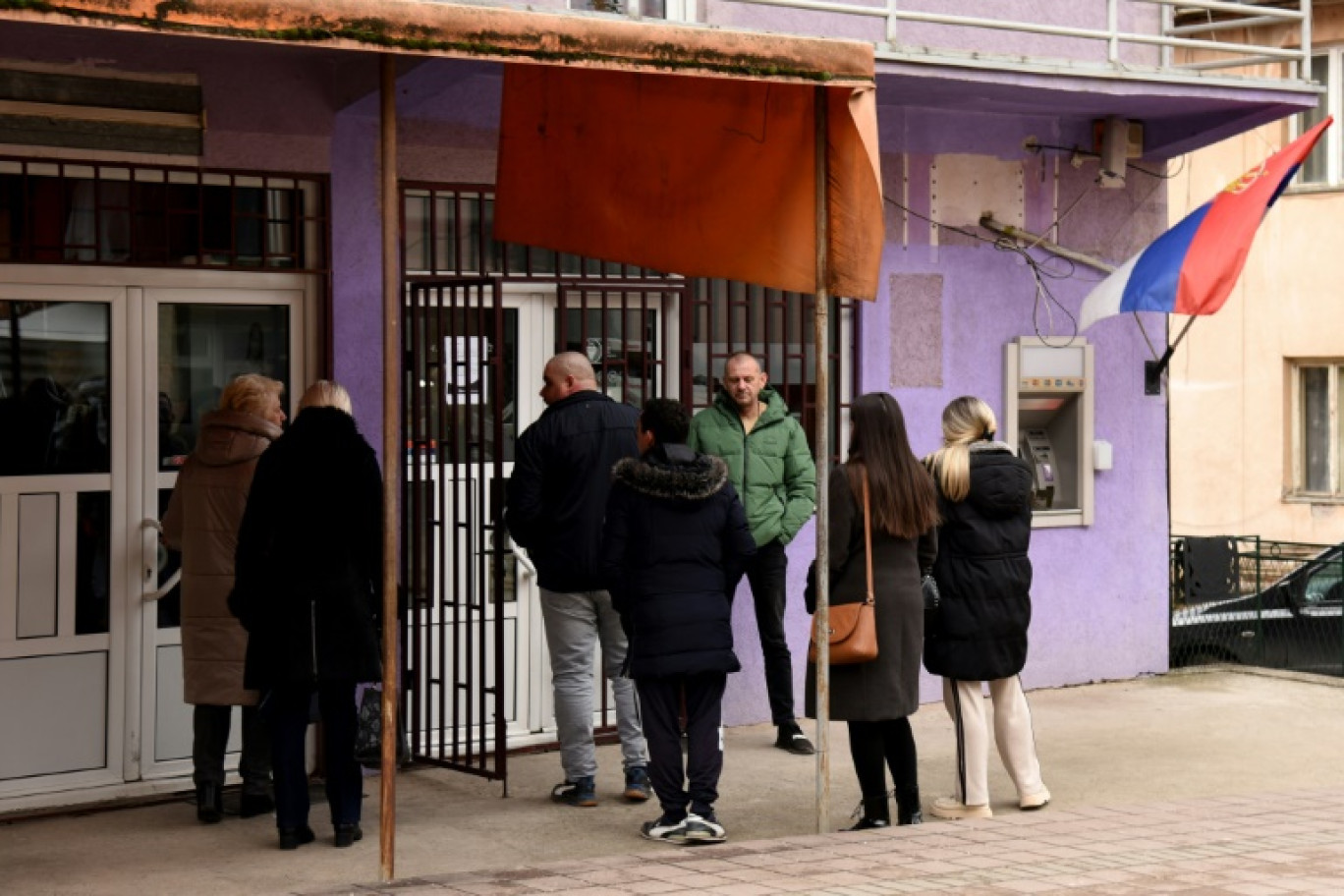 Des personnes font la queue devant une banque dans la partie Nord de Mitrovica au Kosovo le 29 janvier 2024 © STRINGER