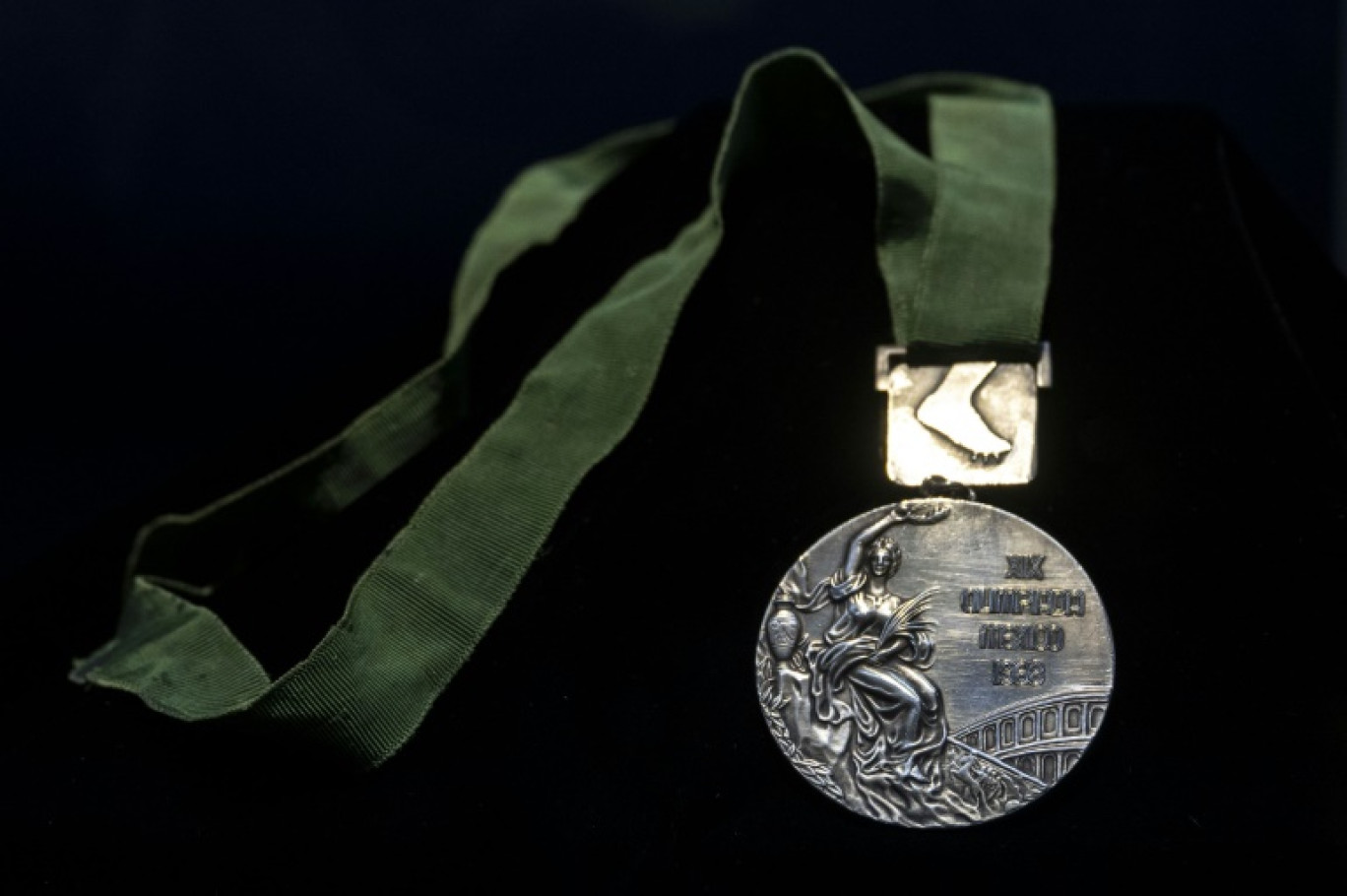 La médaille d'or du saut en longueur remportée par l'athlète américain Bob Beamon aux Jeux olympiques de 1968 à Mexico, présentée le 30 janvier 2024 chez Christie's à New York, où elle sera vendue aux enchères le 1er février 2024 © ANGELA WEISS