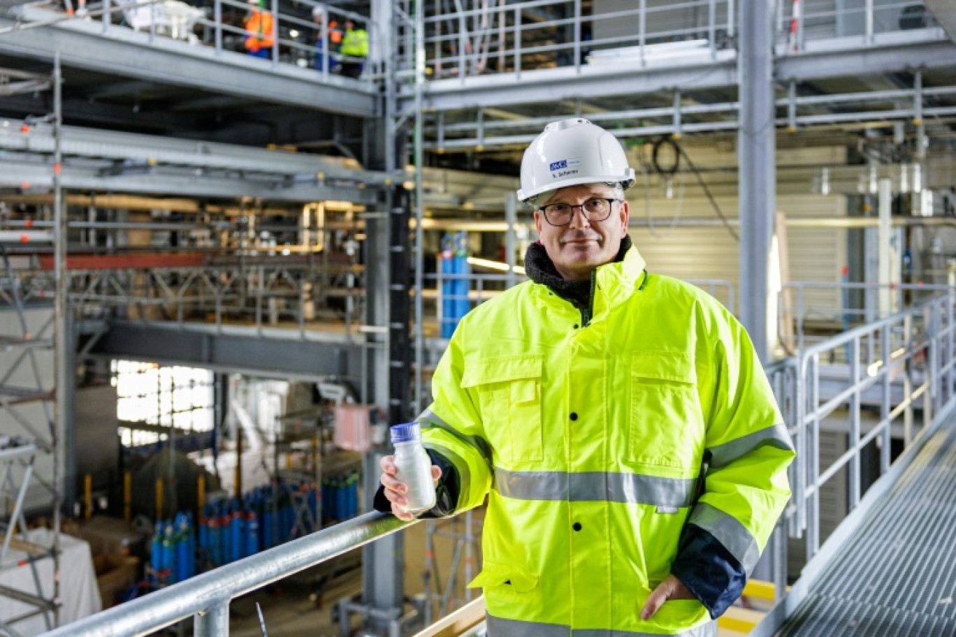 Stefan Scherer, patron d'AMG Lithium, à l'usine de raffinage de lithium en cours d'achèvement à Bitterfeld-Wolfen, le 17 janvier 2024 en Allemagne © JENS SCHLUETER