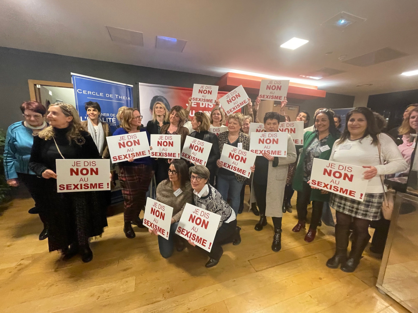 Les 25 ambassadrices du dîner-débat contre le sexisme à Amiens. 