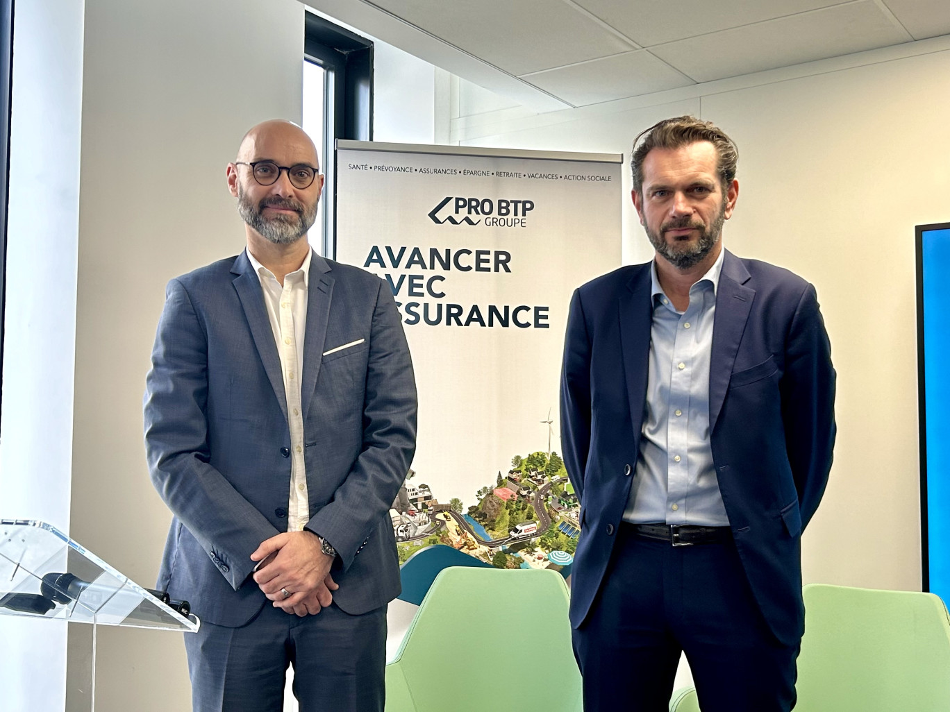 Christophe Chapalain, directeur régional Hauts-de-France Normandie de Pro BTP et Jean-David Michel, directeur adjoint du groupe.