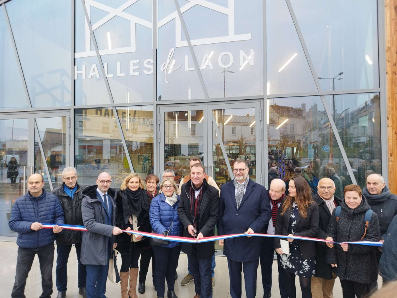 Éric Delhaye (au centre), maire de Laon, entouré par Sylvie Letot, adjointe au commerce, et Thomas Campeaux, préfet de l'Aisne, ont procédé à l'inauguration des halles de Laon.