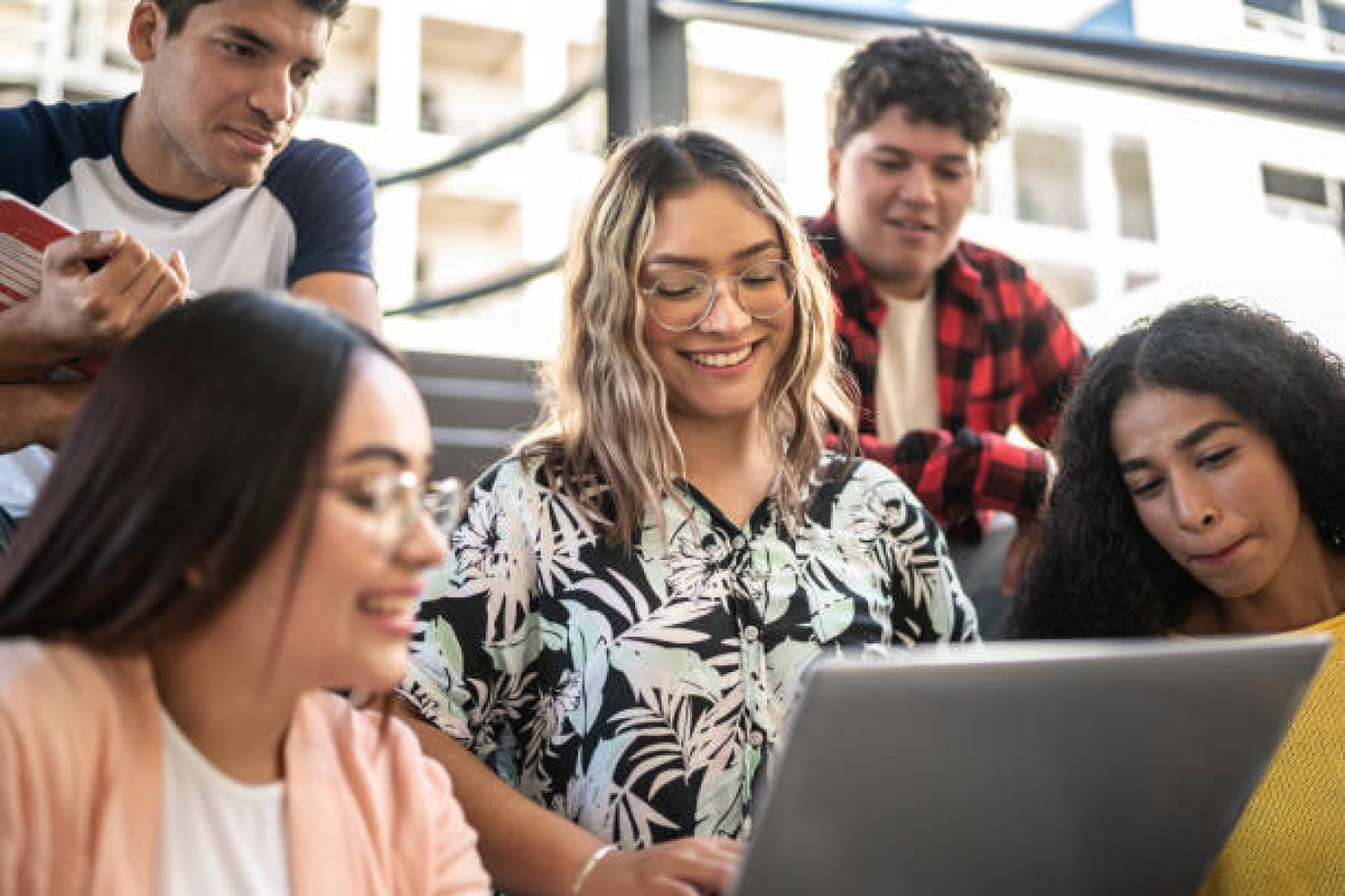 Donner aux étudiants les clés d'accès aux meilleures écoles de commerce par l'alternance. 