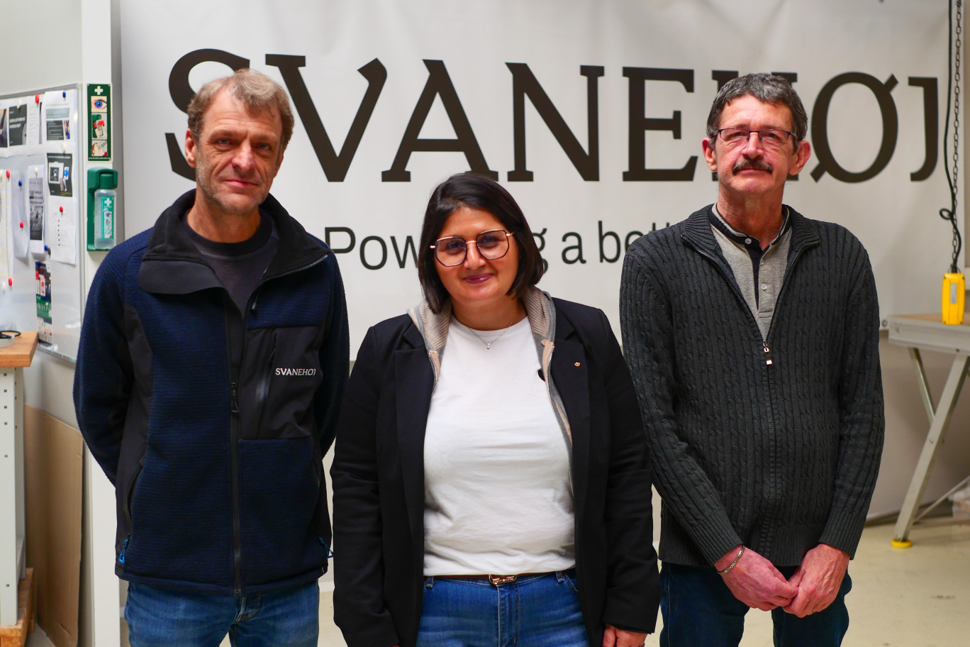 Franck Thys, technicien after sales, Aïcha Zaoui, responsable qualité et Laurent Monfilliette, ingénieur contribuent au rayonnement de Svanehøj sur le marché mondial. © V. De Poorter