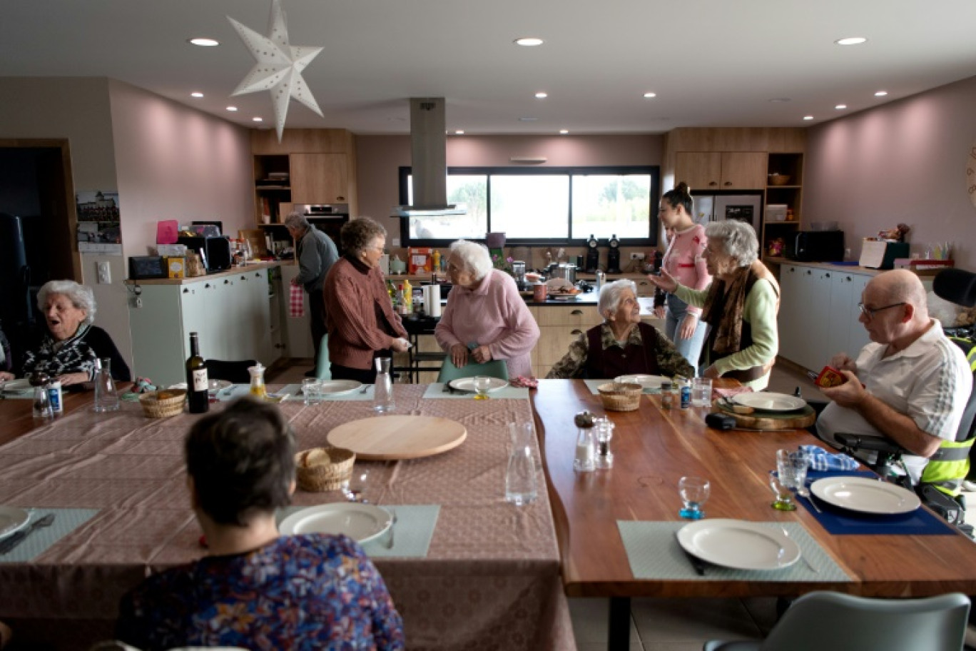 Des locataires déjeunent dans la salle à manger commune de la maison "Astrolabe" à Cahuzac-sur-Vère, le 16 janvier 2024 dans le Tarn © Matthieu RONDEL