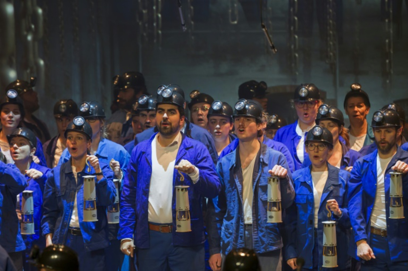 Des comédiens jouent dans l'opéra-rock "Des lampes dans la nuit", le 19 janvier 2024 à Saint-Avold, en Moselle © JEAN-CHRISTOPHE VERHAEGEN