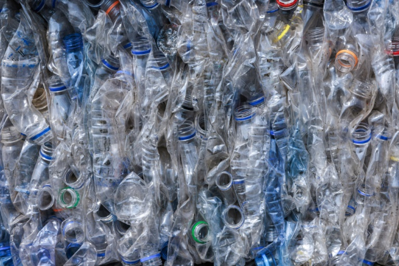 Le recyclage en fibres polyester de bouteilles fabriquées avec du PET (polytéréphtalate d'éthylène), une technologie bien maîtrisée © Benson Ibeabuchi