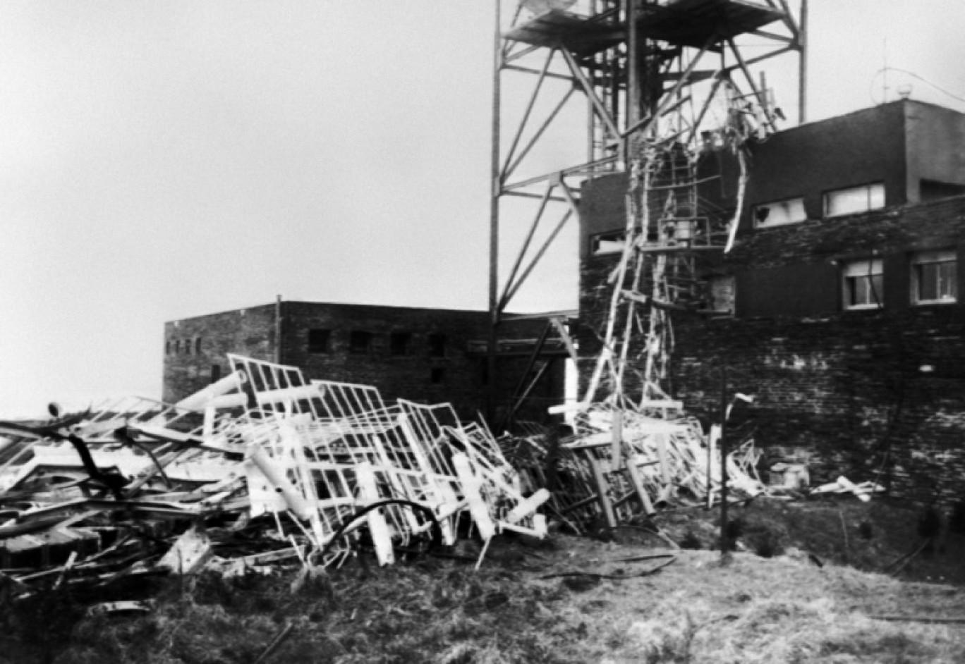 L'émetteur ORTF de Roc'h Trédudon détruit par des explosions, le 14 février 1974 à Plounéour-Menez, dans le Finistère © -