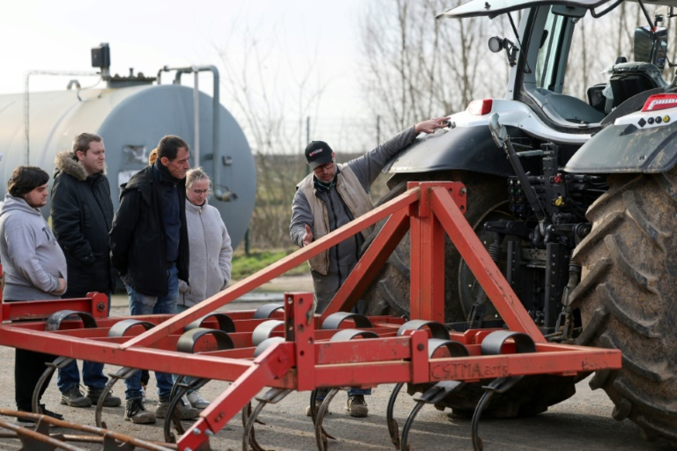 Un enseignant explique le fonctionnement des machines agricoles à des élèves du lycée agricole de Tilloy-les-Mofflaines, le 29 janvier 2024 dans le Pas-de-Calais © FRANCOIS LO PRESTI