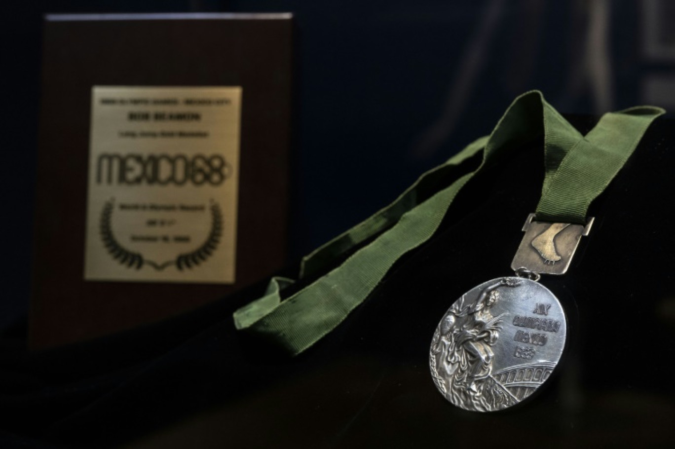 La médaille d'or olympique remportée par Bob Beamon pour le saut en longueur masculin aux Jeux de Mexico en 1968, exposée chez Christie's à New York, le 29 janvier 2024 © ANGELA WEISS