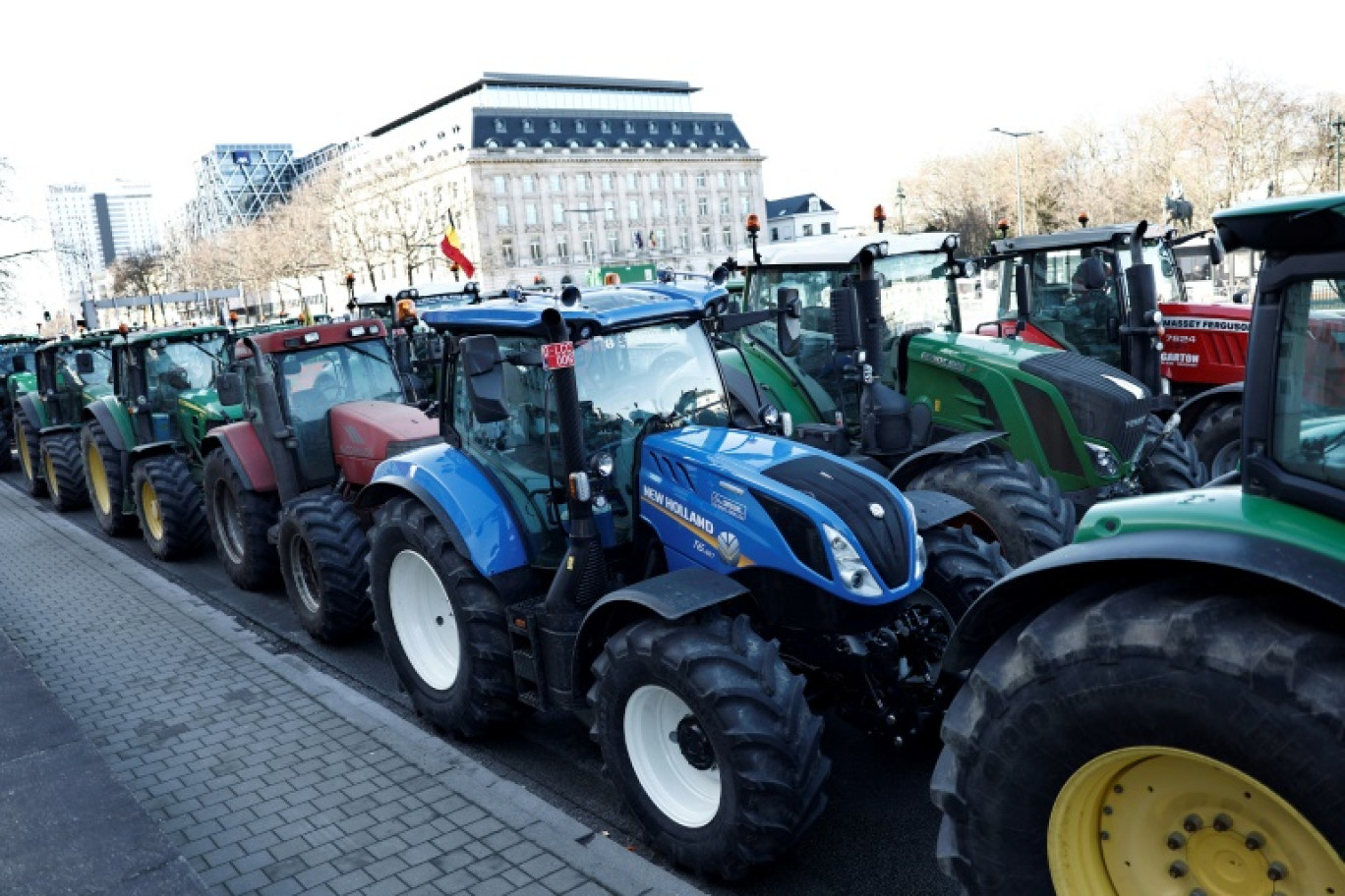 Des agriculteurs en tracteur devant le bâtiment du Parlement européen, le 1er février 2024 à Bruxelles © Sameer Al-Doumy