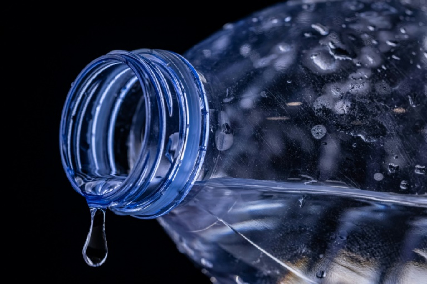 Un tiers des marques françaises d'eau minérale ont recours à des traitements illégaux pour purifier leurs produits © JOEL SAGET