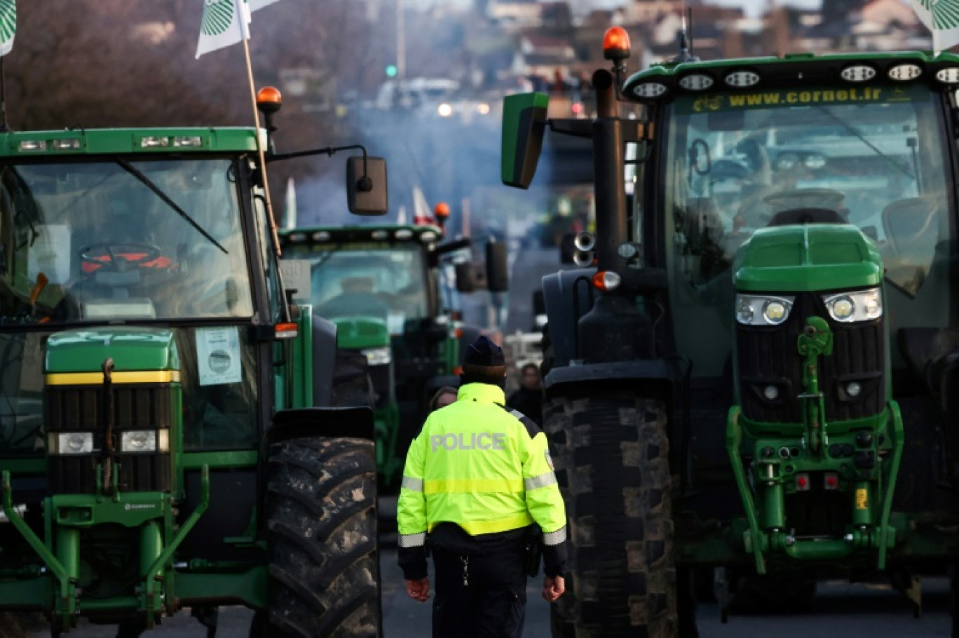 Des agriculteurs rassemblés àprès du Parlement européen, le 1er février 2024 à Bruxelles © Sameer Al-Doumy