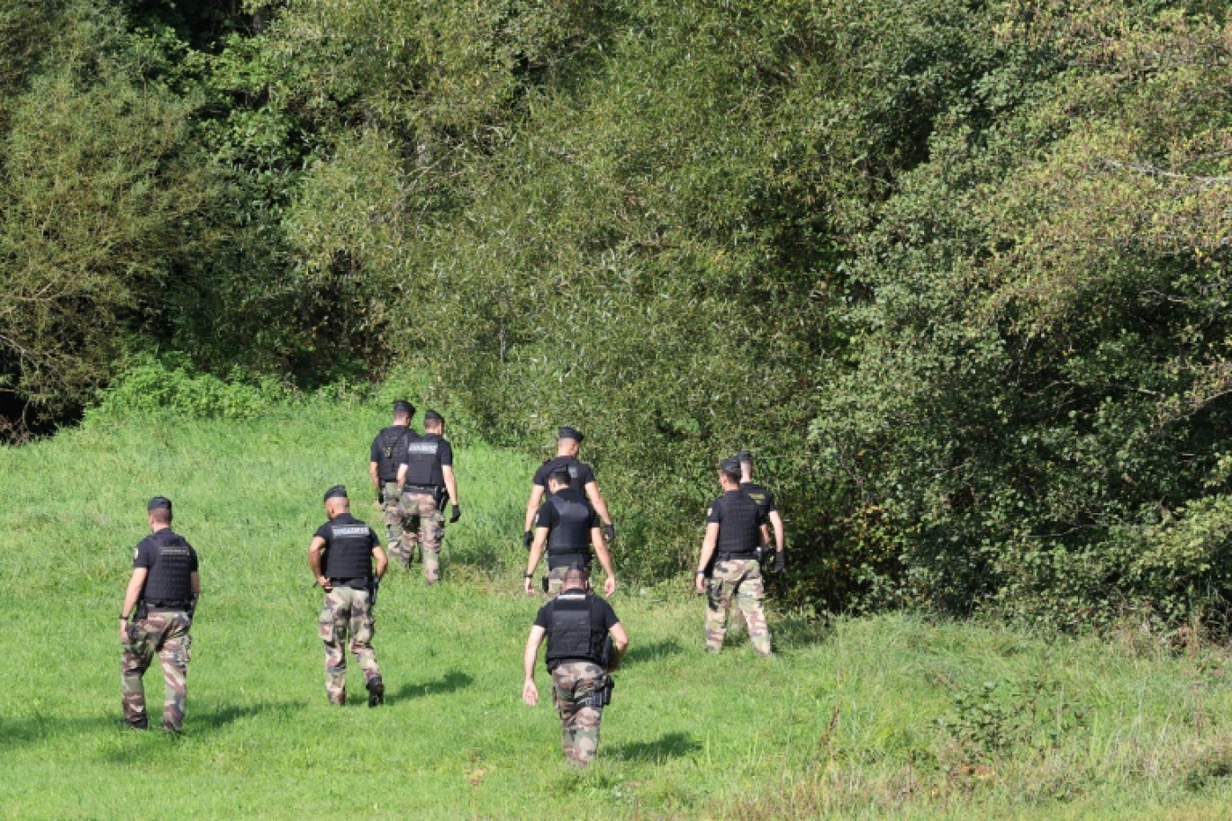 Des gendarmes participent à une battue pour retrouver l'adolescente disparue Lina, le 28 septembre 2023 à Saint-Blaise-la-Roche, dans le Bas-Rhin © Frederick FLORIN