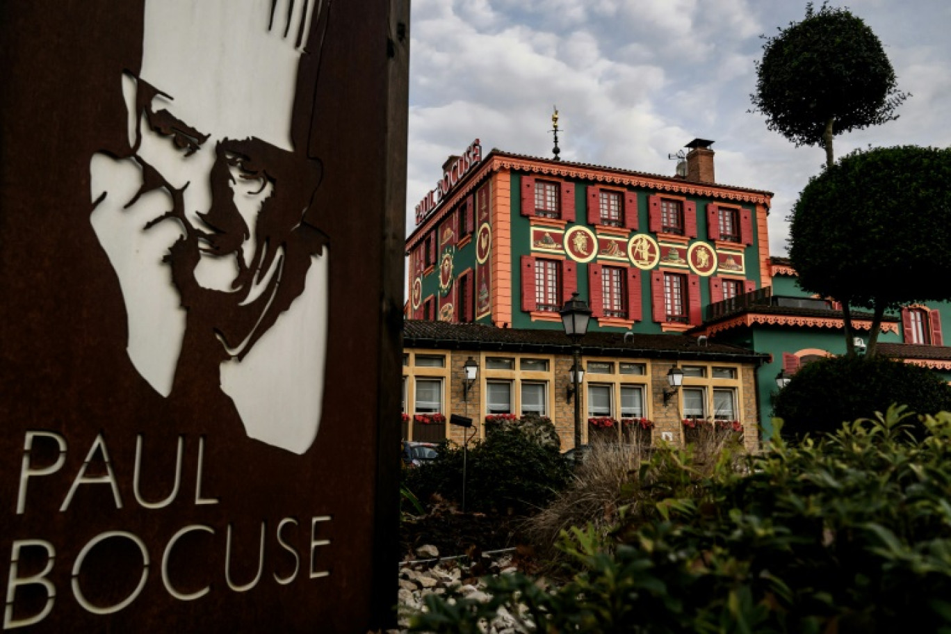 Une pancarte Paul Bocuse devant le restaurant L’Auberge de Collonges, le 26 janvier 2024 à Collonges-au-Mont-d'Or, près de Lyon © JEFF PACHOUD