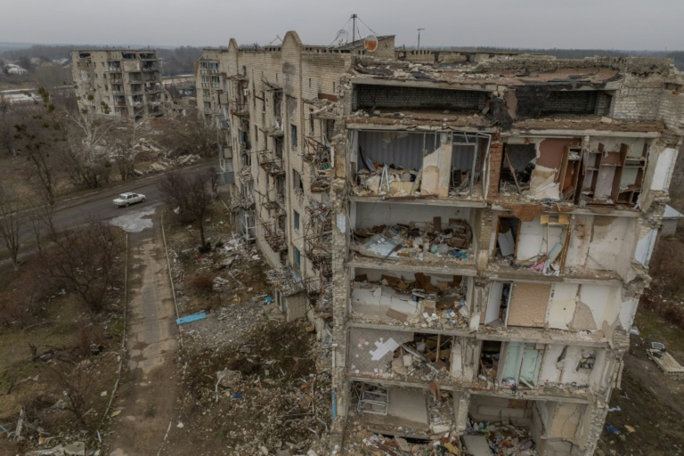 Des bâtiments résidentiels détruits par des bombardements russes dans la région de Kharkiv, le 1er février 2024 © Roman PILIPEY