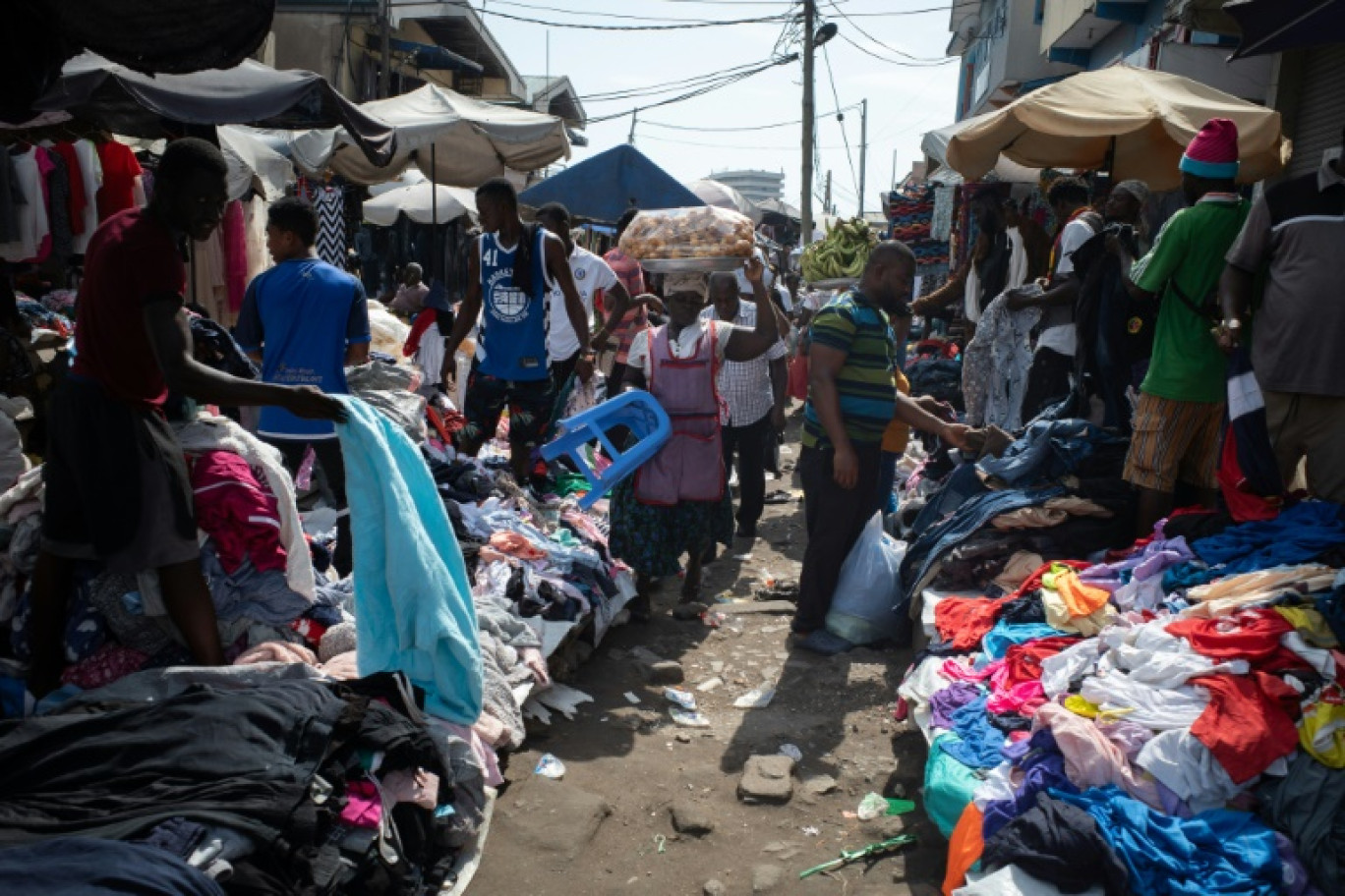 Kantamanto, un des plus grands marchés au monde à vendre de la seconde main. Accra, le 29 novembre 2023 © Nipah Dennis