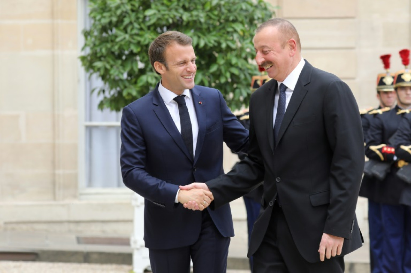 Le président Emmanuel Macron accueille le président azerbaïdjanais Ilham Aliyev à l'Elysée à Paris, le 20 juillet 2018 © LUDOVIC MARIN