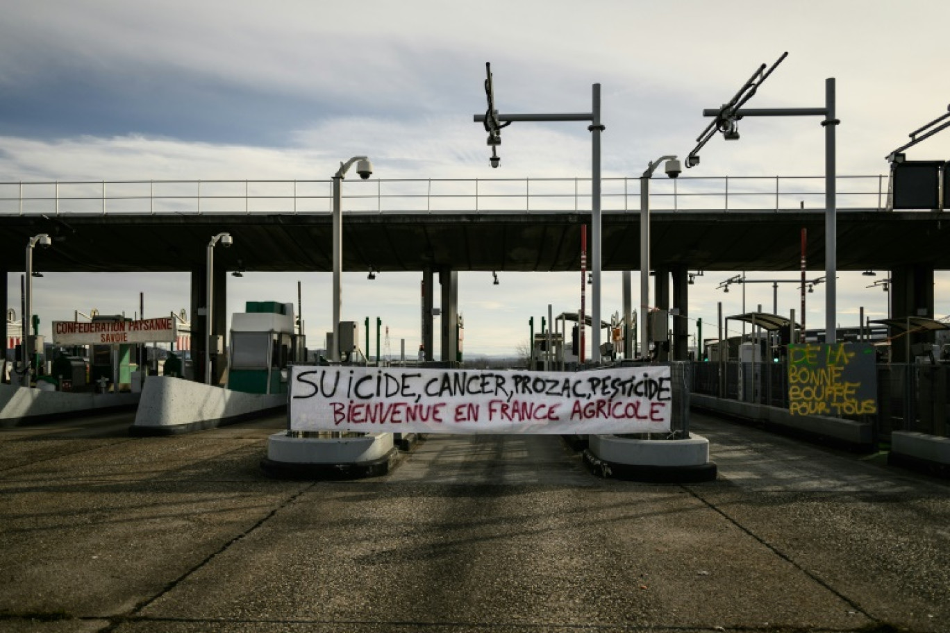 Une banderole tendue par des agriculteurs sur un péage de l'A43 à Saint-Quentin Fallavier (Isère), le 30 janvier 2024 © JEFF PACHOUD