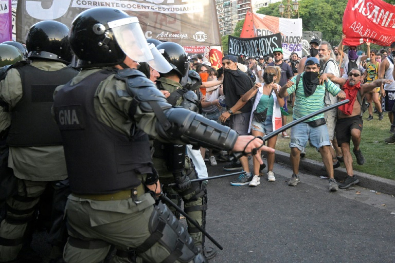 Un Argentin manifeste contre le train de réformes économiques en débat au Parlement le 1 février 2024 à Buenos Aires © JUAN MABROMATA