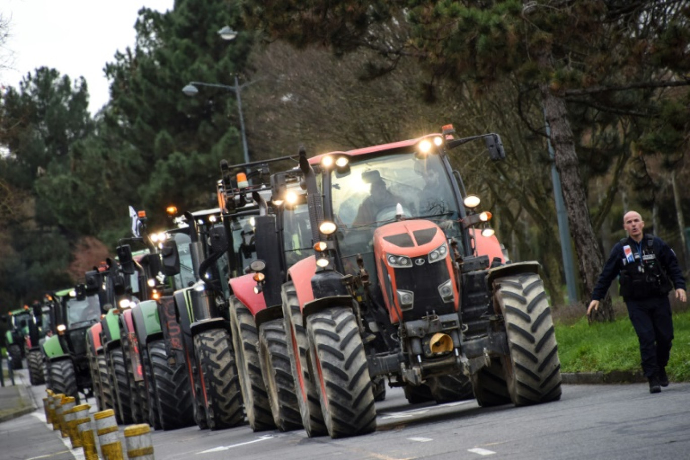 Des agriculteurs conduisent leur tracteur en direction de la préfecture de Rennes, le 1er février 2024 © Sebastien SALOM-GOMIS