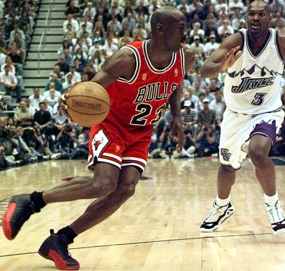 Le basketteur américain Michael Jordan (g) à Salt Lake City, le 14 juin 1997 © JEFF HAYNES