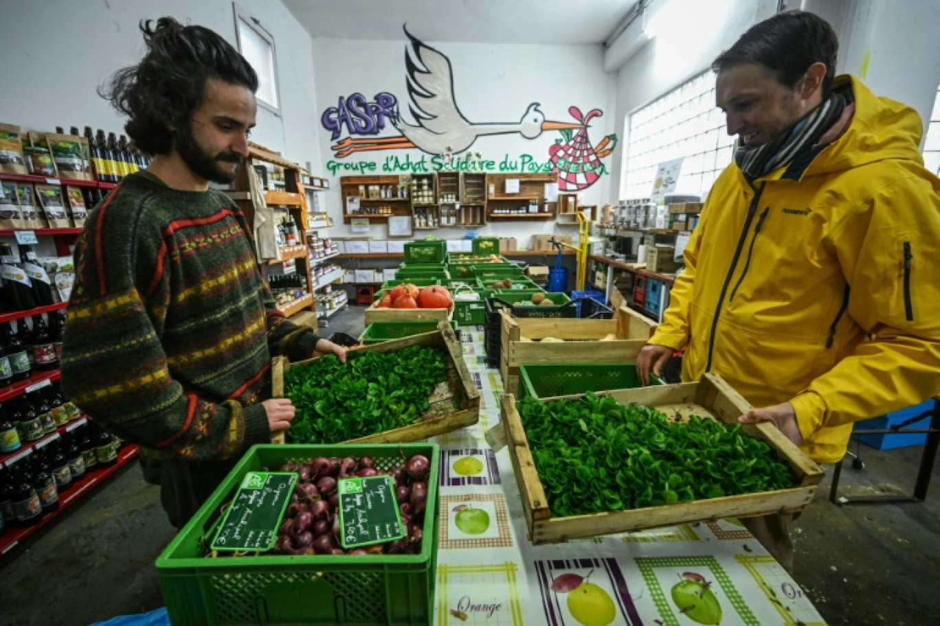 Brice Laloy (d), élu municipal, et le maraîcher Julien Broual, à l'épicerie auto-gérée de Kembs, le 1er février 2024 dans le Haut-Rhin © PATRICK HERTZOG