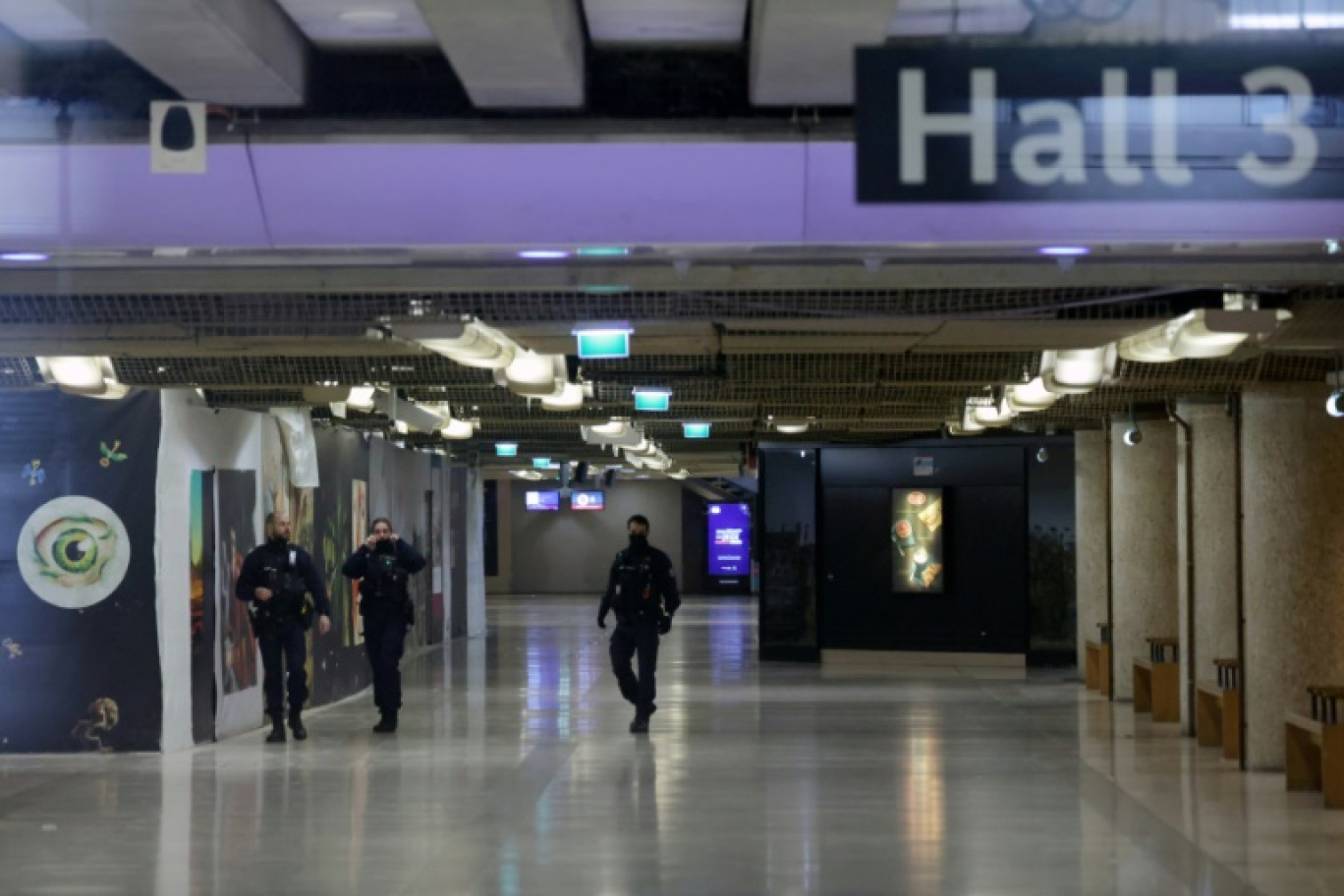 Des policiers patrouillent gare de Lyon à Paris le 3 février 2024 après une attaque à l'arme blanche © Thomas SAMSON