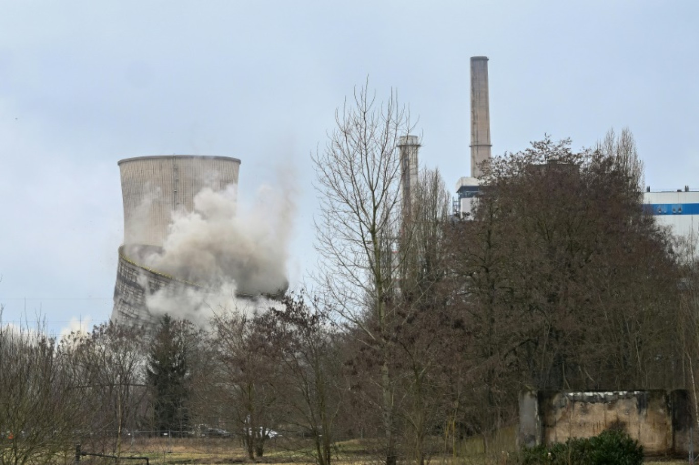 La plus haute tour de la centrale de Saint-Avold, lors de son dynamitage, le 11 février 2024 en Moselle © Jean-Christophe VERHAEGEN