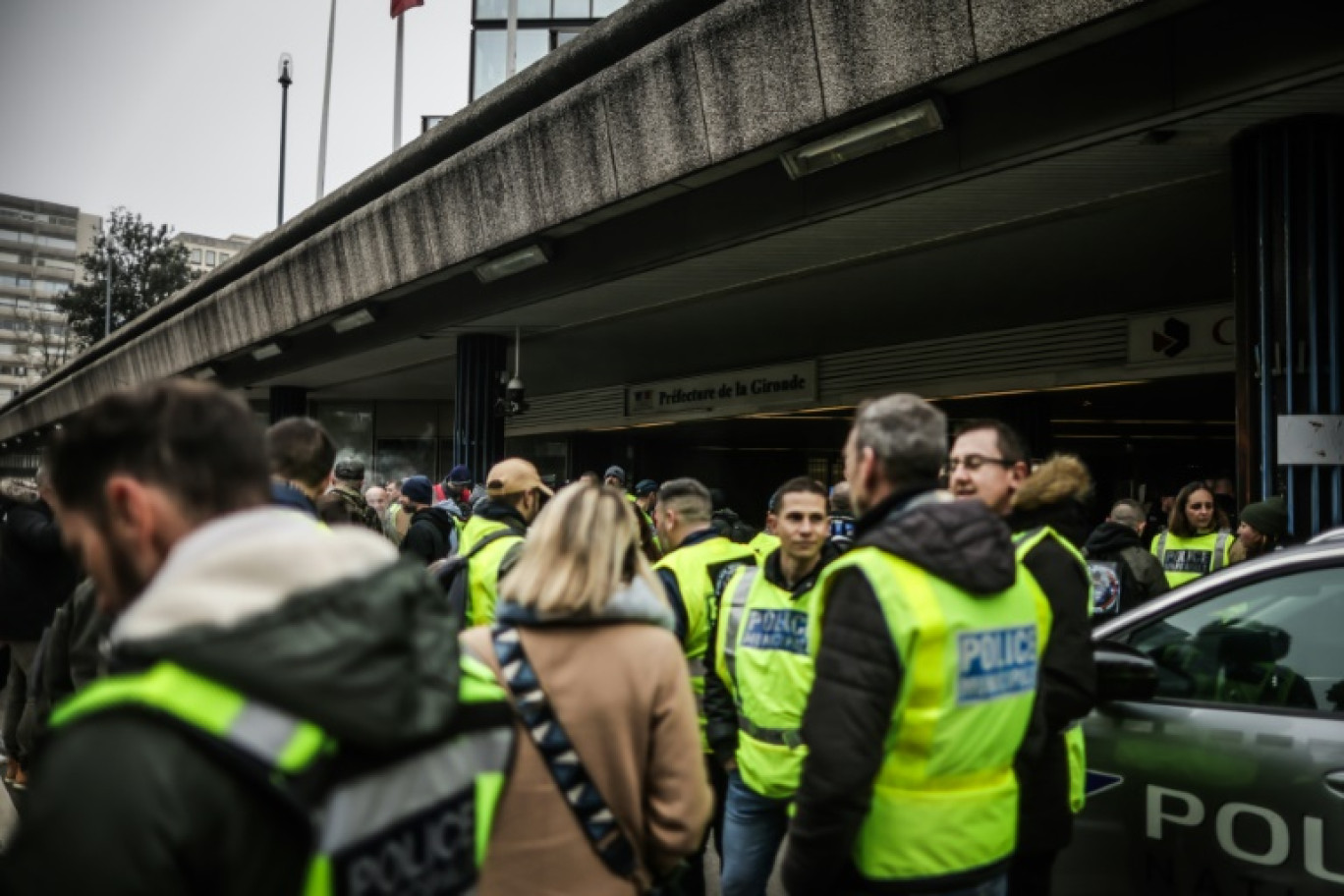 Des policiers municipaux manifestent pour réclamer une meilleure reconnaissance et ne plus être considérés comme "une sous-police", le 3 févier 2024 à Bordeaux © Thibaud MORITZ