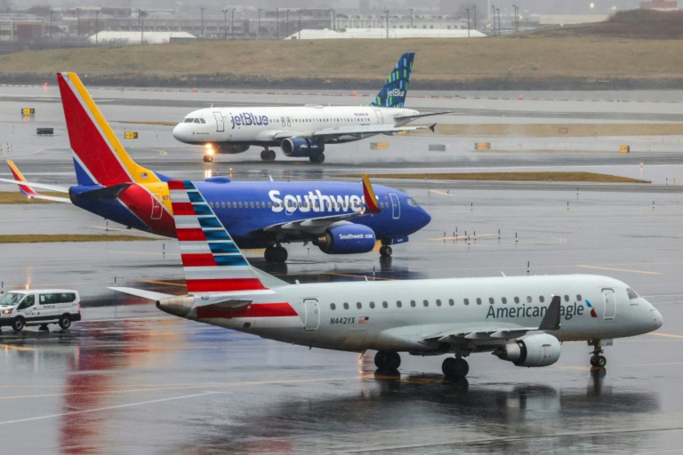 Un airbus A320 de la compagnie jetBlue, un Boeing 737 de la compagnie Southwest Airlines, et un Airbus A319 de la compagnie American Airlines à l'aéroport LaGuardia de New York, le 9 janvier 2024 © Charly TRIBALLEAU