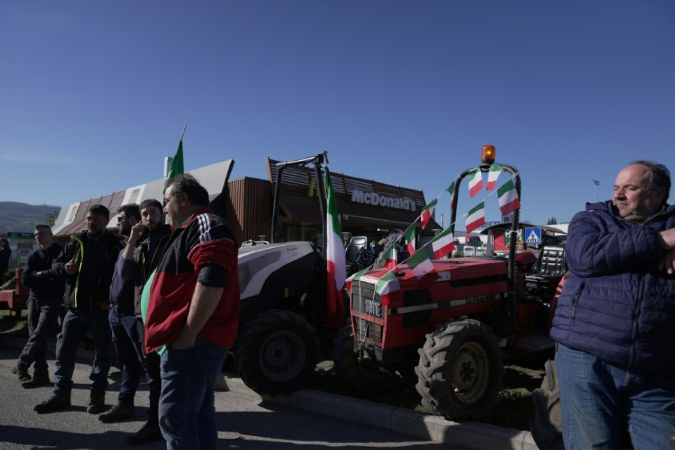 Des agriculteurs italiens manifestent à l'entrée de l'autoroute à Orte, dans le centre de l'Italie, le 3 février 2024 © Andrea BERNARDI