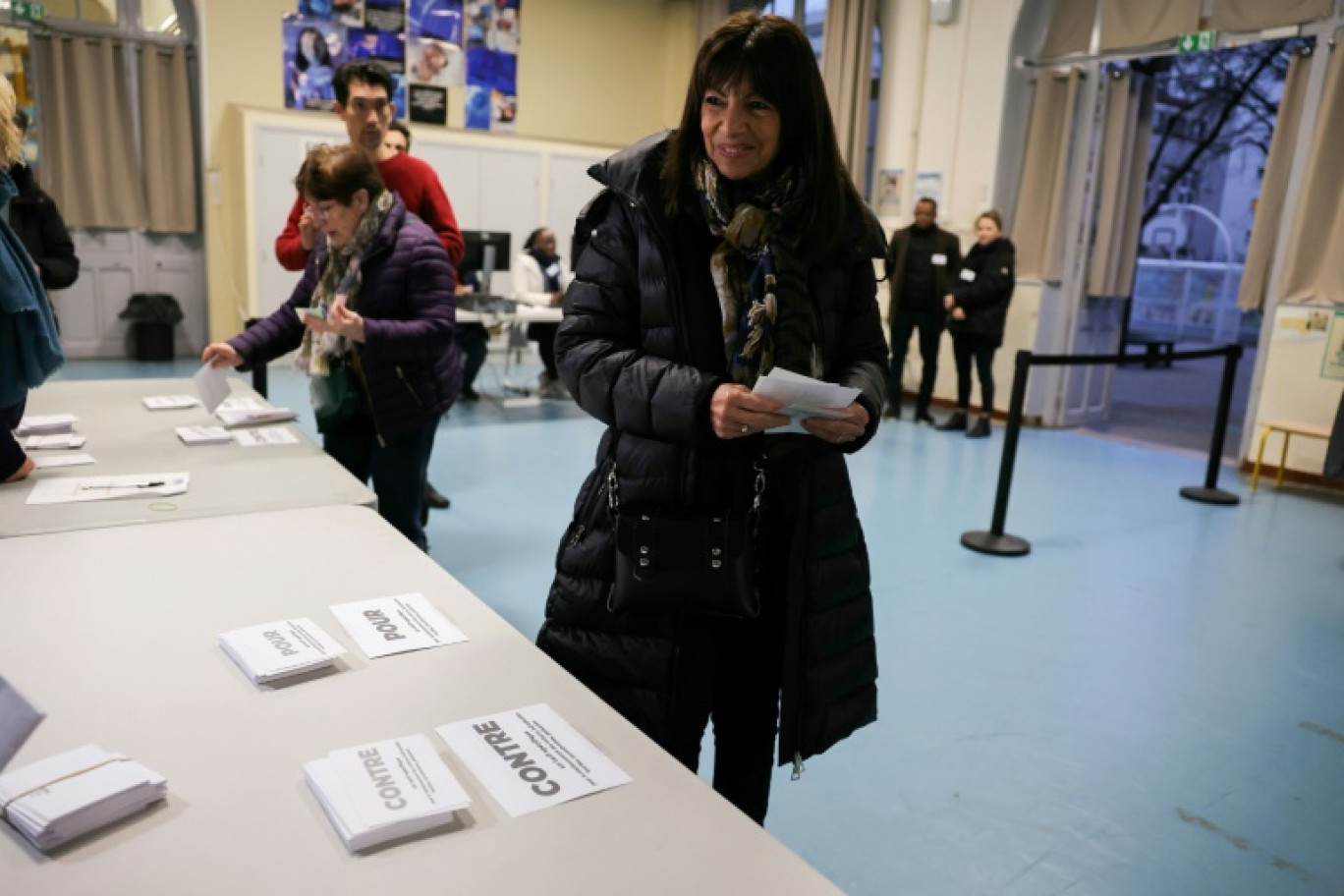 La maire PS de Paris Anne Hidalgo arrive dans un bureau de vote de la capitale, dont les habitants sont appelés à se prononcer pour ou contre le triplement des tarifs de stationnement pour les SUV, le 4 février 2024 © Thomas SAMSON