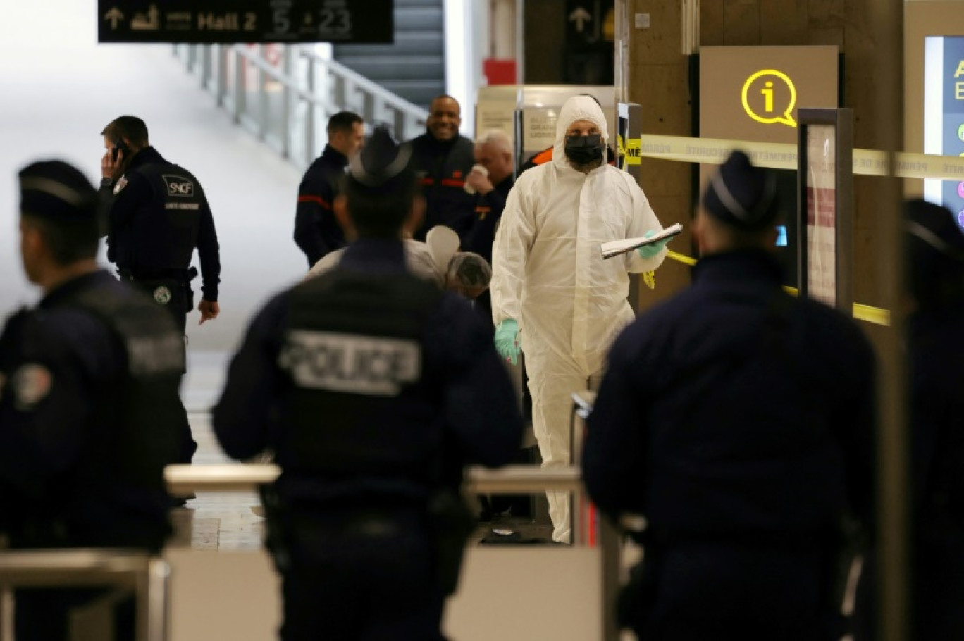 Des experts de la police scientifique sur les lieux de l'attaque à la Gare de Lyon à Paris le 3 février 2024 © Thomas SAMSON