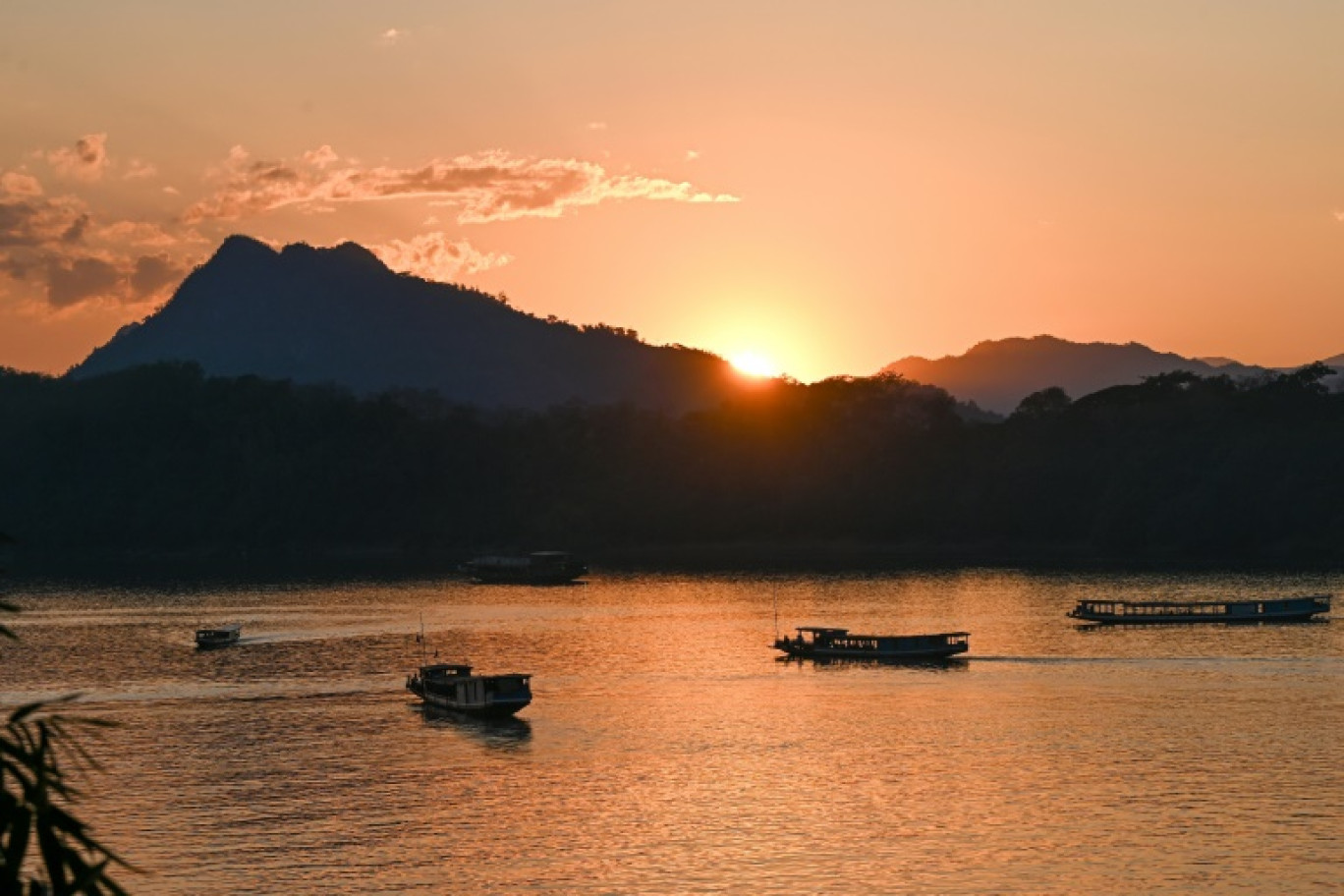 Coucher de soleil sur le Mékong, à Luang Prabang, au Laos, le 31 janvier 2024 © TANG CHHIN SOTHY