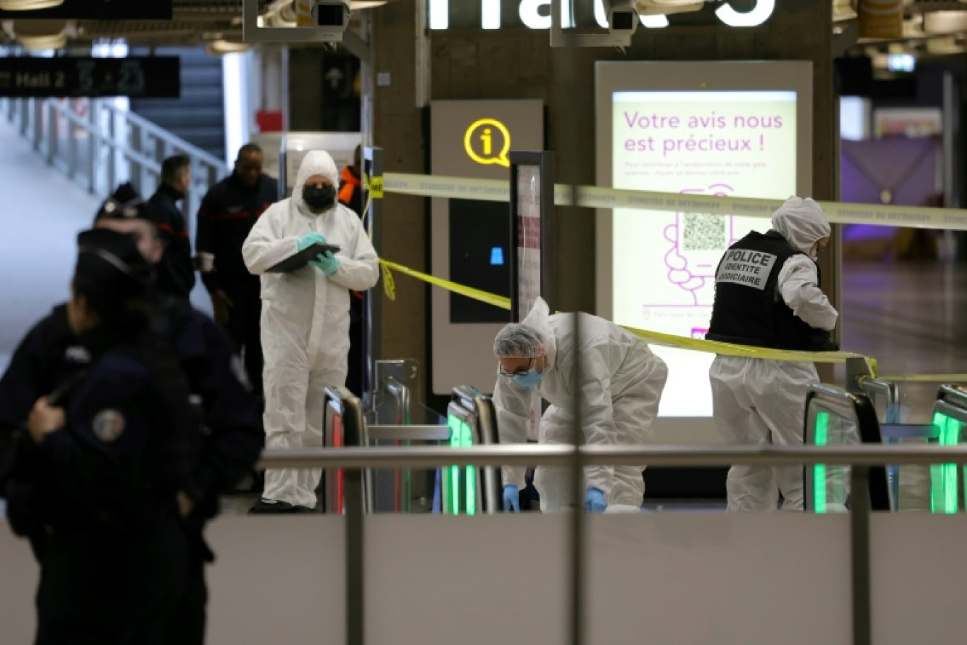 Des experts de la police scientifique sur les lieux d'une attaque à la Gare de Lyon, le 3 février 2024 à Paris © Thomas SAMSON