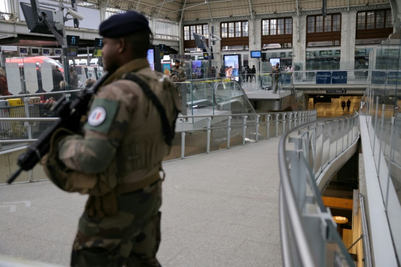 Un soldat de l'opération Sentinelle dans un hall de la gare de Lyon après une attaque à l'arme blanche, le 3 février 2024 à Paris © Thomas SAMSON