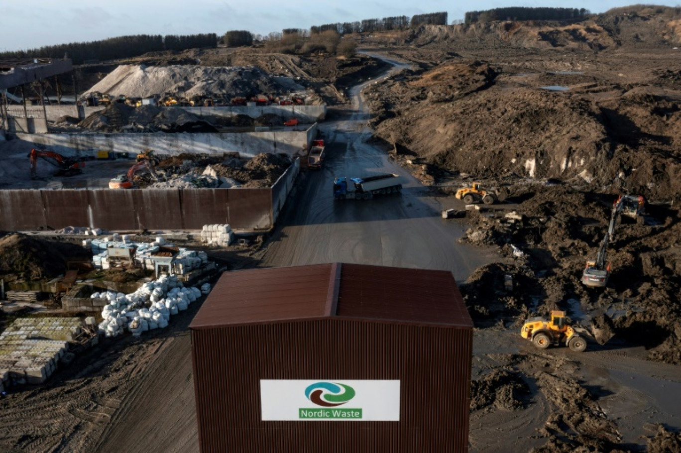 Des engins de chantier sur le site d'une entreprise de traitement de terres polluées menaçant des habitations, à Randers, au Danemark, le 25 janvier 2024 © Bo Amstrup